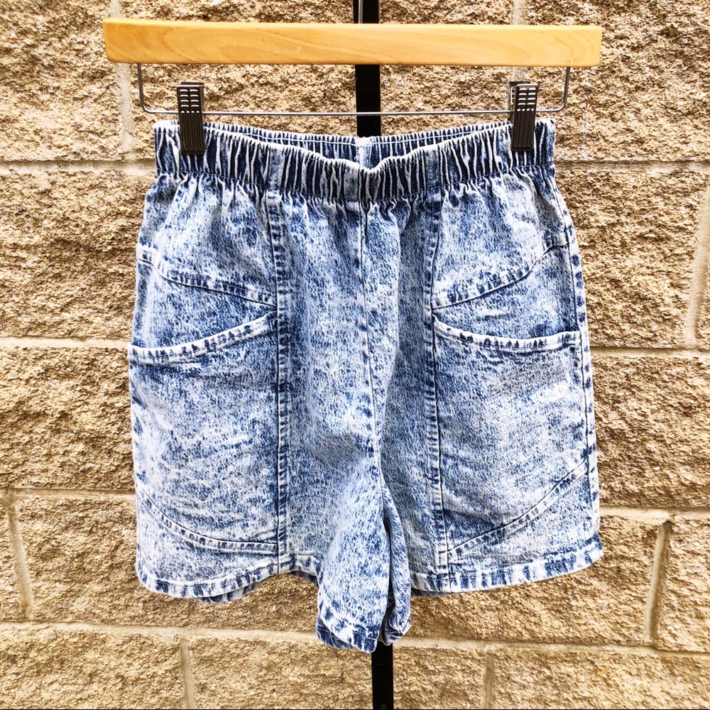 Vintage  90’s high waisted acid wash shorts//Chic